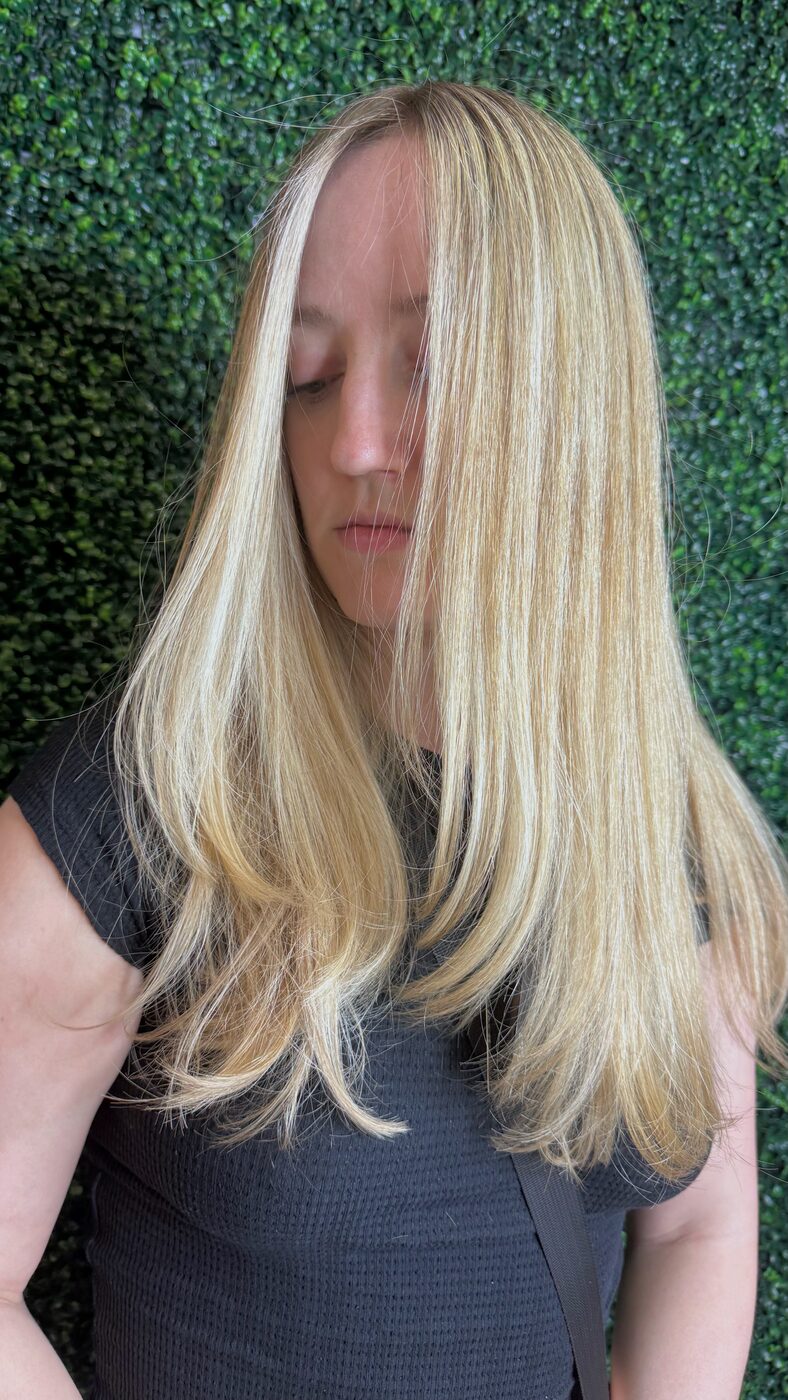 Long bright blonde hair, straight, seen from the front