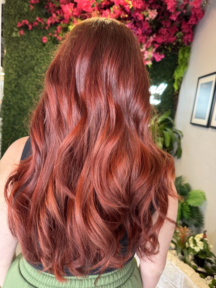 Long copper red hair with waves, seen from behind